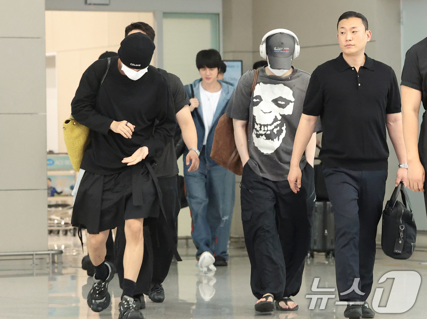 (인천공항=뉴스1) 권현진 기자 = 방탄소년단(BTS)  뷔와 슈가(오른쪽)가 월드투어 일정을 위해 31일 인천국제공항에 도착해 미국 뉴욕으로 출국하고 있다. 2026.7.31/뉴 …