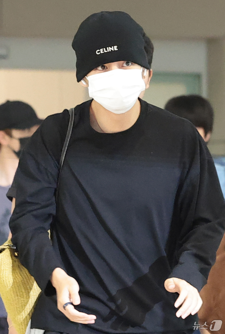 (인천공항=뉴스1) 권현진 기자 = 방탄소년단(BTS)  뷔가 월드투어 일정을 위해 31일 인천국제공항에 도착해 미국 뉴욕으로 출국하고 있다. 2026.7.31/뉴스1