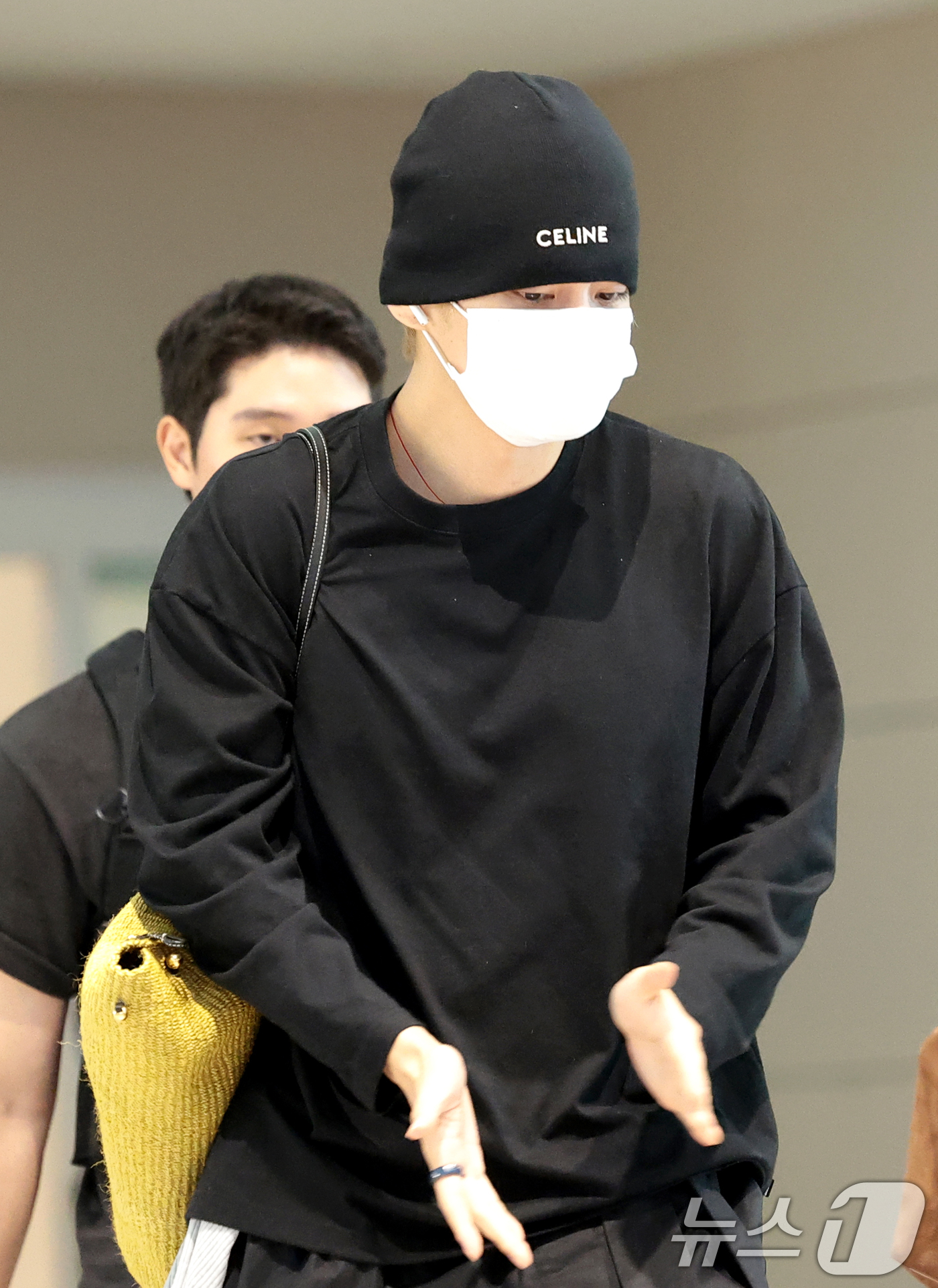(인천공항=뉴스1) 권현진 기자 = 방탄소년단(BTS)  뷔가 월드투어 일정을 위해 31일 인천국제공항에 도착해 미국 뉴욕으로 출국하고 있다. 2026.7.31/뉴스1