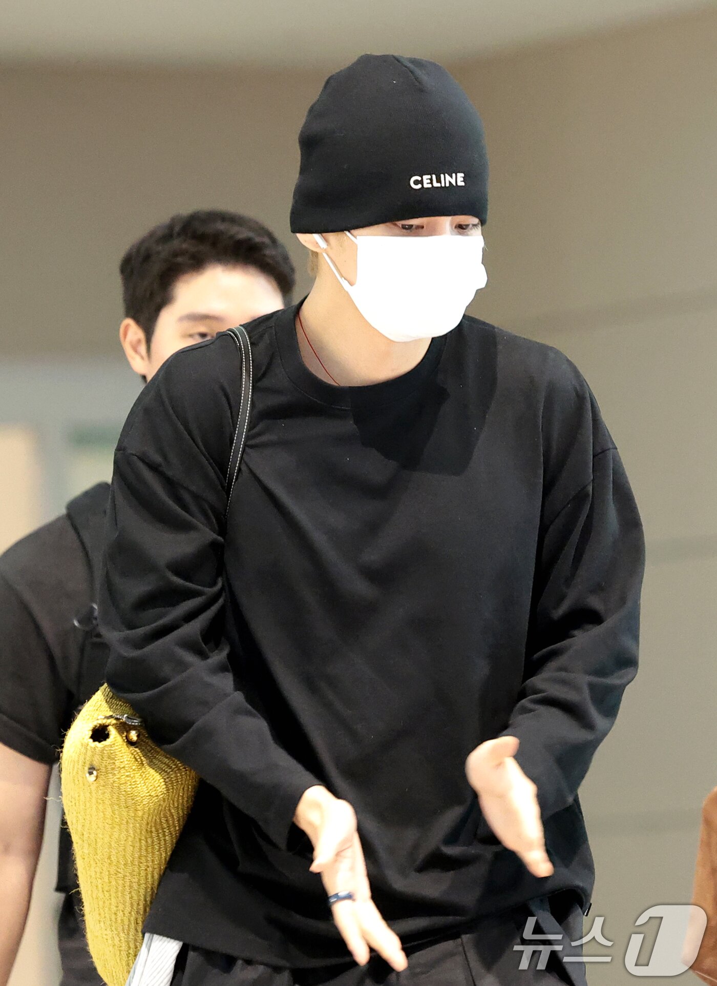 BTS 뷔, 출국