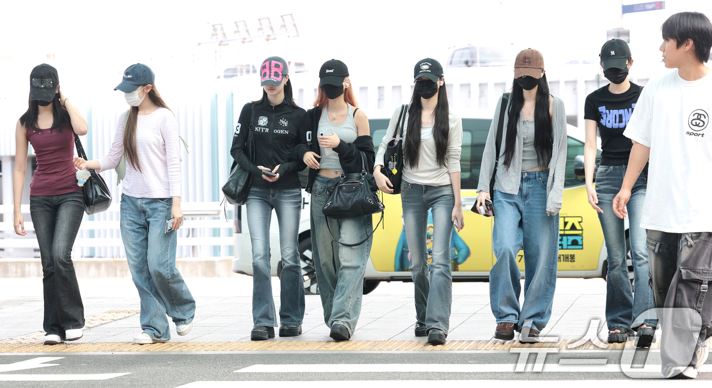 (인천공항=뉴스1) 권현진 기자 = 그룹 하츠투하츠가 해외 일정을을 위해 31일 인천국제공항에 도착해 출국하고 있다. 2026.7.31/뉴스1