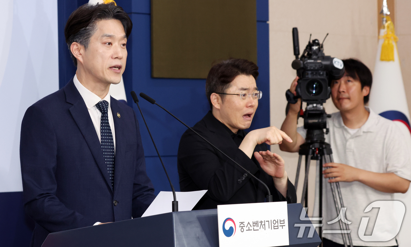 (서울=뉴스1) 김명섭 기자 = 노용석 중소벤처기업부 장관 직무대행 1차관이 31일 서울 종로구 정부서울청사 별관에서 모두의 창업 프로젝트 관련 브리핑을 하고 있다.  2026.7 …