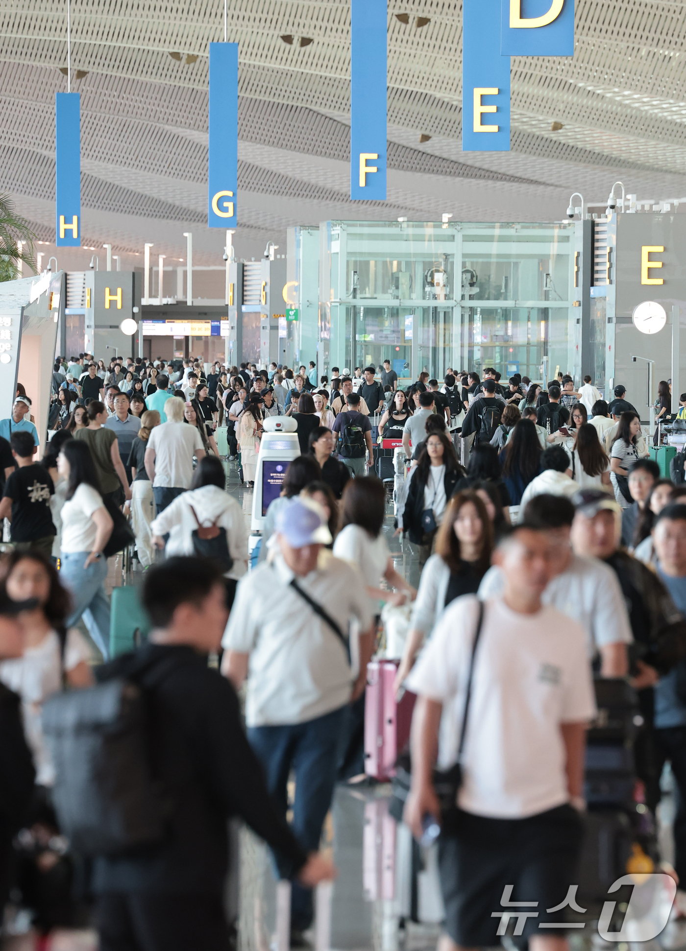(인천공항=뉴스1) 권현진 기자 = 본격적인 여름 휴가철이 시작된 31일 인천국제공항 제2여객터미널 출국장이 여행객들로 붐비고 있다. 2026.7.31/뉴스1