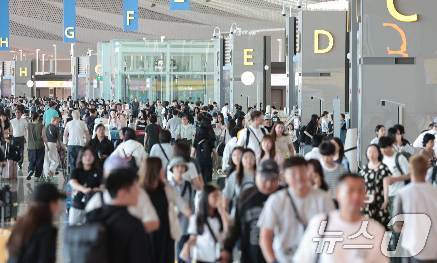 본문 이미지 - 인천국제공항 제2여객터미널 출국장이 여행객들로 붐비고 있다.(사진은 기사 내용과 무관함) / 뉴스1 ⓒ News1