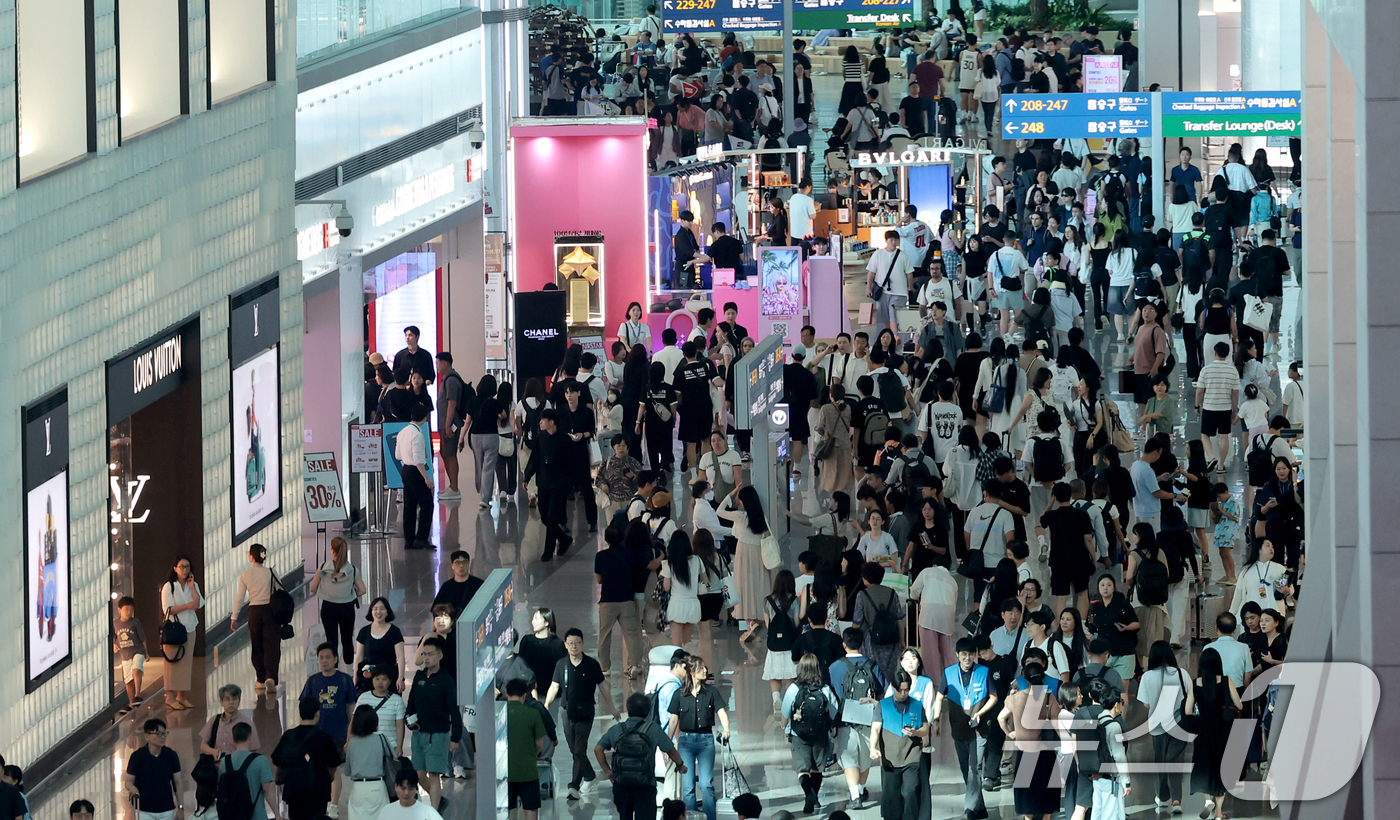 (인천공항=뉴스1) 권현진 기자 = 본격적인 여름 휴가철이 시작된 31일 인천국제공항 제2여객터미널 면세점이 여행객들로 붐비고 있다. 2026.7.31/뉴스1
