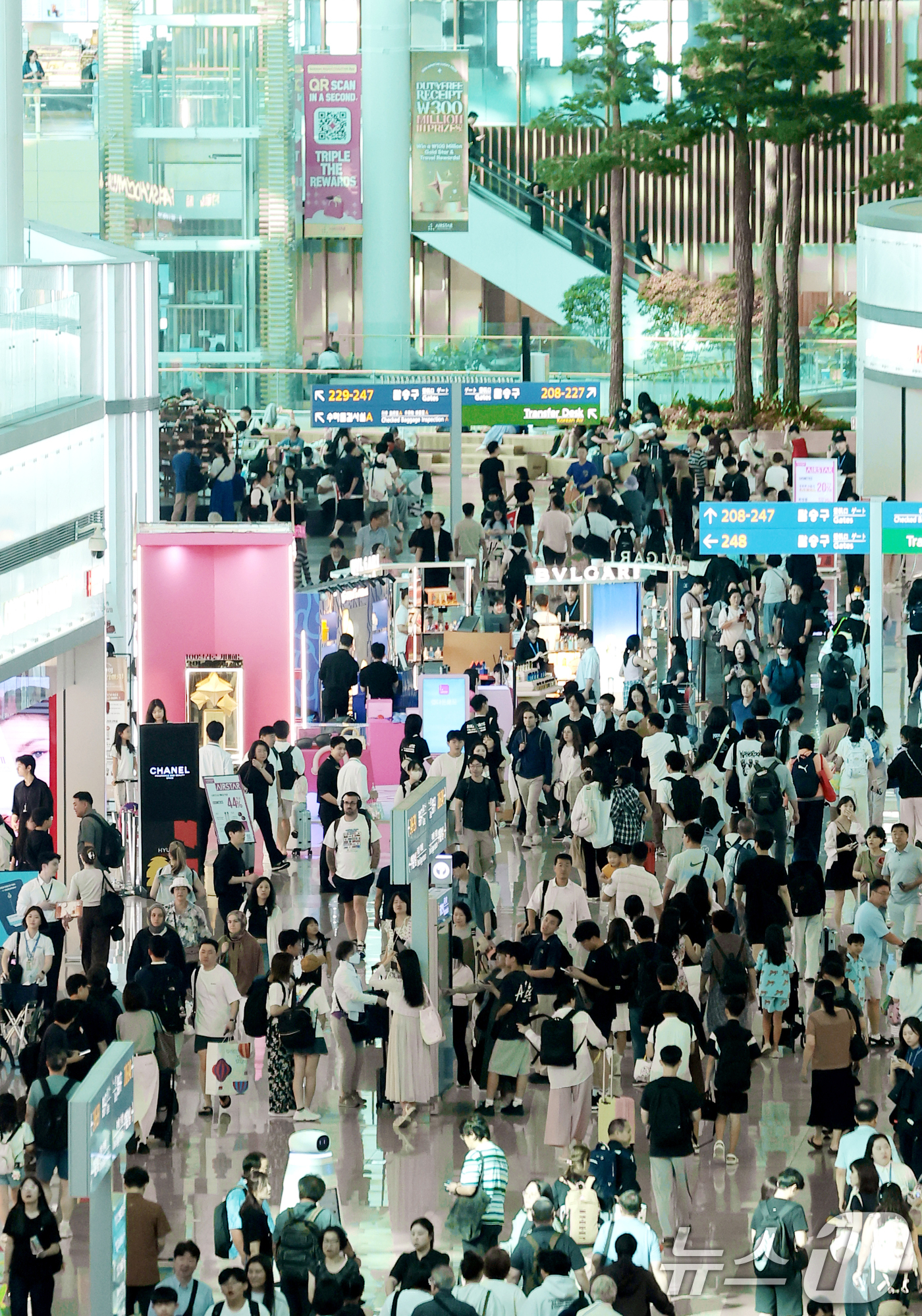 (인천공항=뉴스1) 권현진 기자 = 본격적인 여름 휴가철이 시작된 31일 인천국제공항 제2여객터미널 면세장이 여행객들로 붐비고 있다. 2026.7.31/뉴스1