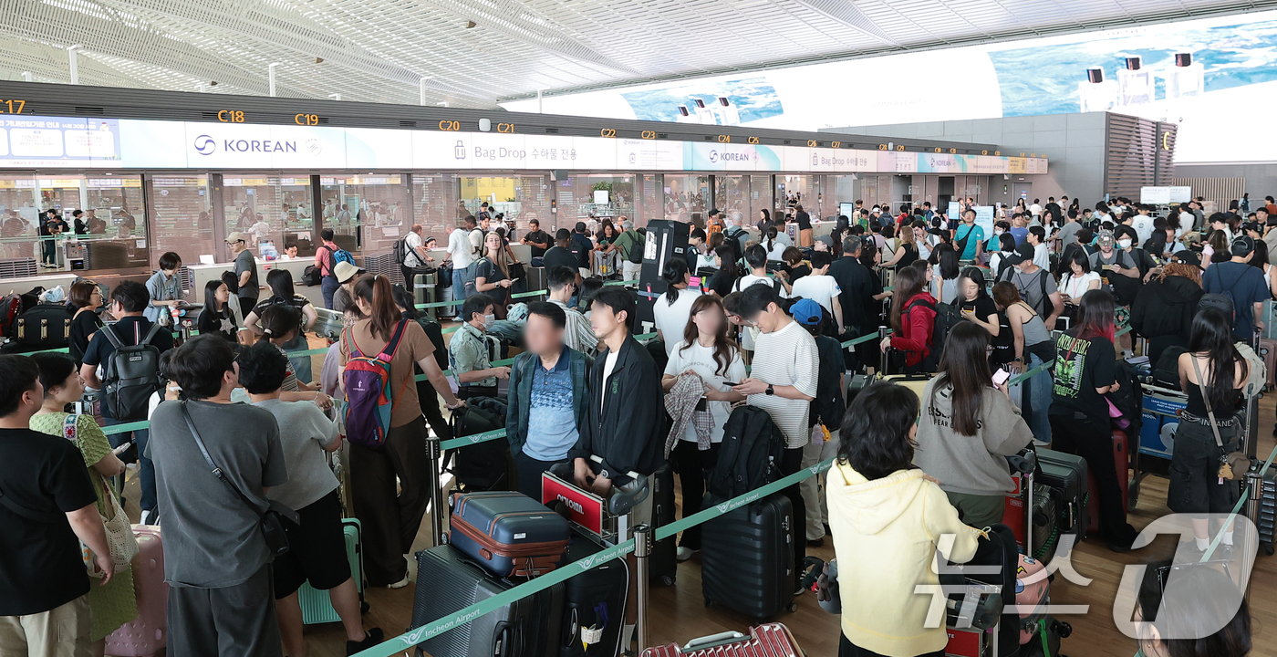 (인천공항=뉴스1) 권현진 기자 = 본격적인 여름 휴가철이 시작된 31일 인천국제공항 제2여객터미널 출국장이 여행객들로 붐비고 있다. 2026.7.31/뉴스1