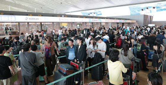 휴가 설렘 안고 출국…인천공항 '북새통'