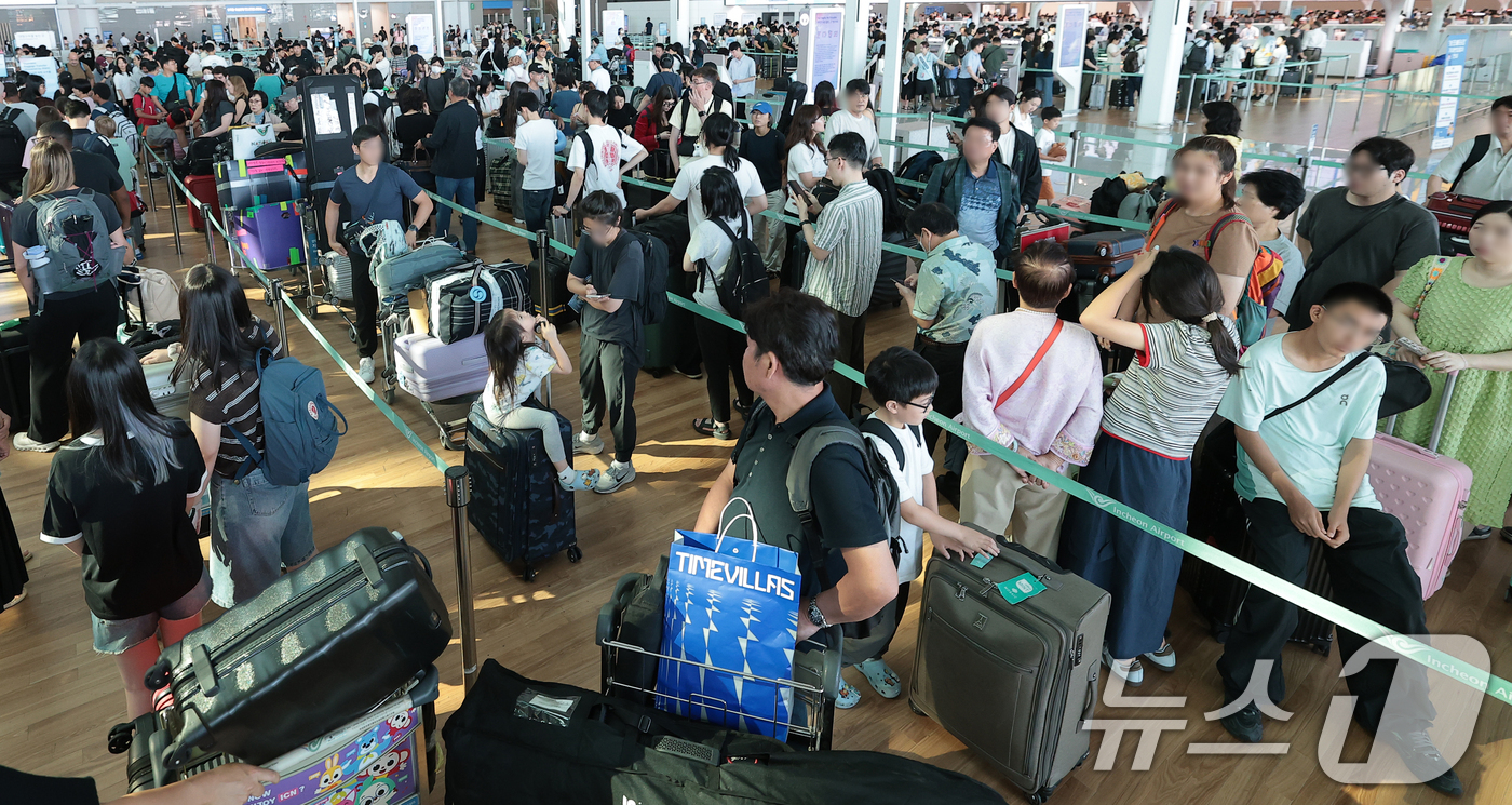 (인천공항=뉴스1) 권현진 기자 = 본격적인 여름 휴가철이 시작된 31일 인천국제공항 제2여객터미널 출국장이 여행객들로 붐비고 있다. 2026.7.31/뉴스1