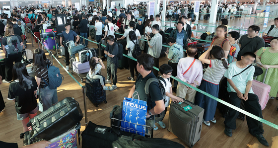 휴가철 북적이는 인천공항