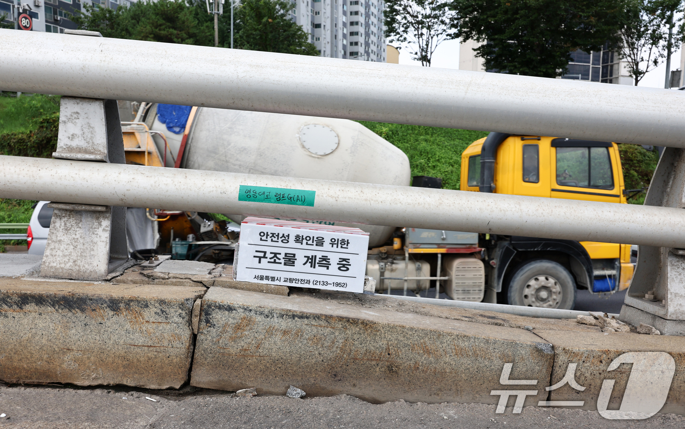 (서울=뉴스1) 최지환 기자 = 31일 서울 강남구 영동대교 남단 진출입로 단차 발생 지점에 구조물 게측 장비가 설치되어 있다. 2026.7.31/뉴스1