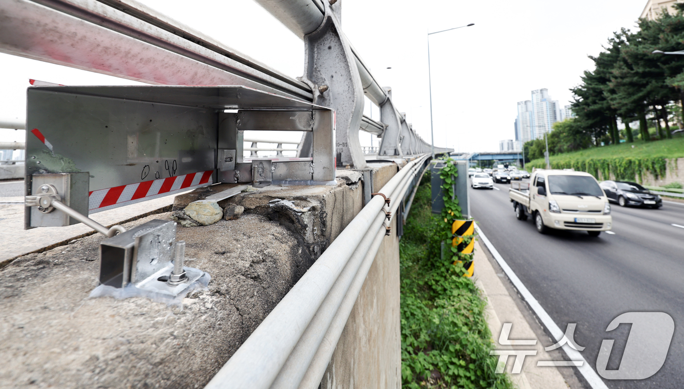 (서울=뉴스1) 최지환 기자 = 31일 서울 강남구 영동대교 남단 진출입로에 3cm 가량의 단차가 발생해 있다. 2026.7.31/뉴스1