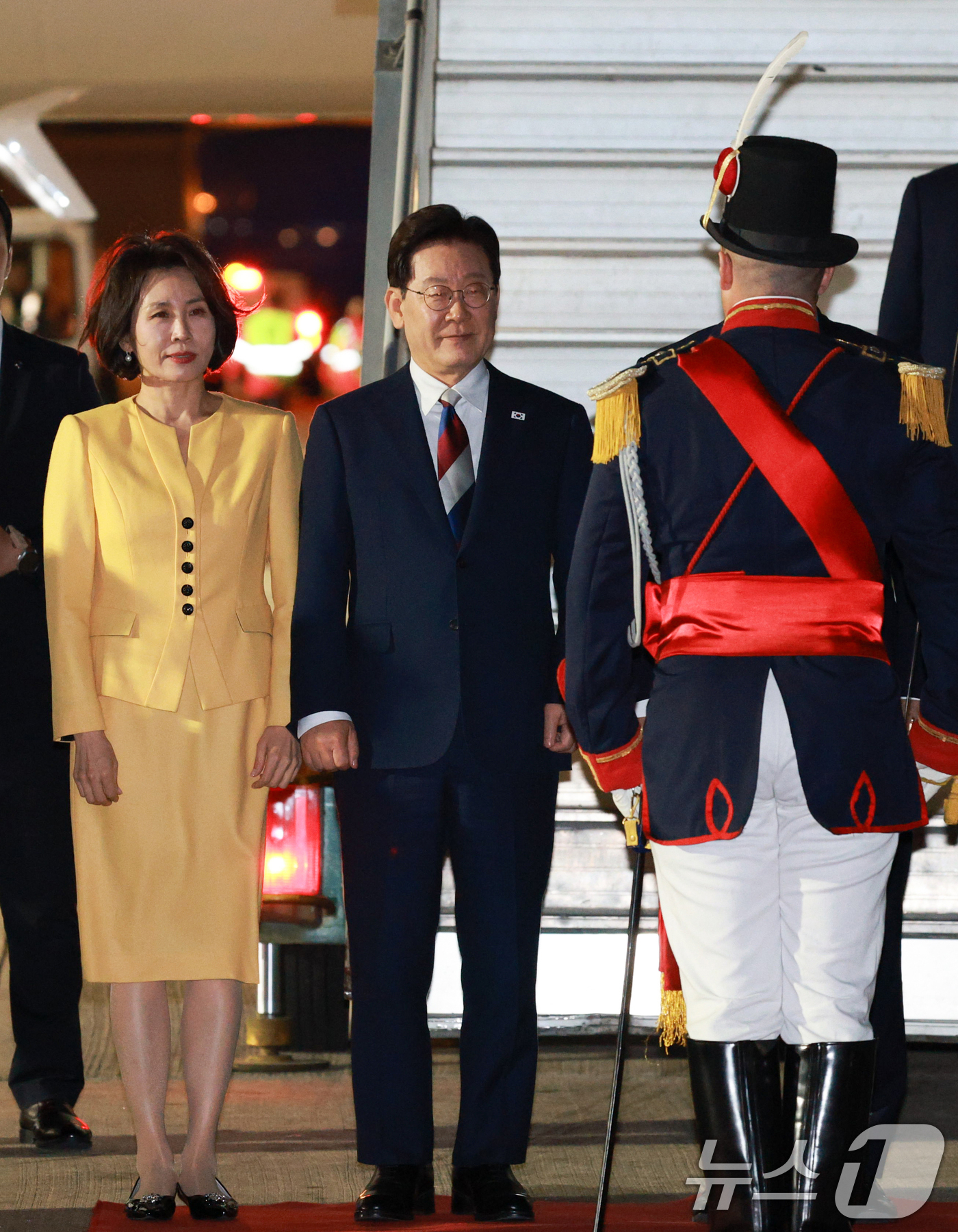 (부에노스아이레스=뉴스1) 허경 기자 = 이재명 대통령과 김혜경 여사가 30일(현지시간) 아르헨티나 부에노스아이레스 에세이사 국제공항에 도착해 의장대장의 인사를 받고 있다. 202 …