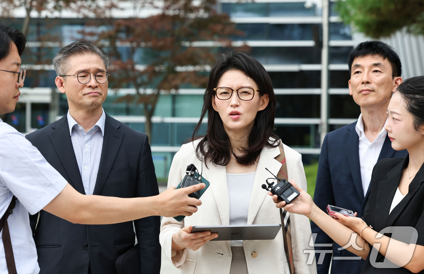 (서울=뉴스1) 이종수 기자 = 모스 탄 (한국명 단현명) 측 변호인단이 31일 서울 서초구 서울행정법원 앞에서 출국정지 처분 취소소송 및 집행정지 신청 사건 선고 결과와 관련한 …