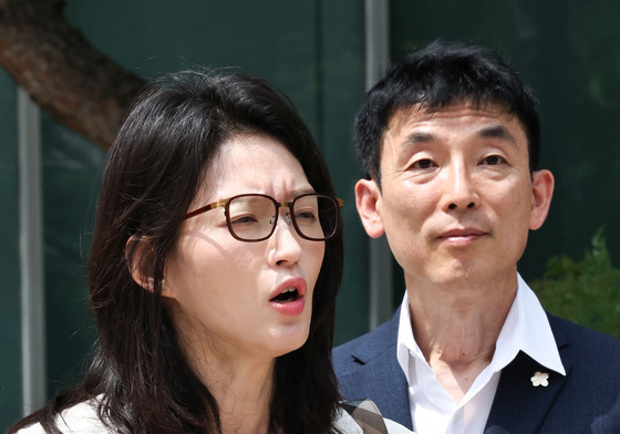 입장 표명하는 모스 탄 측 변호인