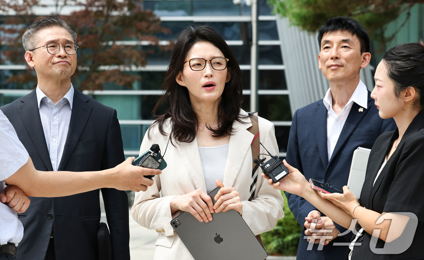 (서울=뉴스1) 이종수 기자 = 모스 탄 (한국명 단현명) 측 변호인단이 31일 서울 서초구 서울행정법원 앞에서 출국정지 처분 취소소송 및 집행정지 신청 사건 선고 결과와 관련한 …
