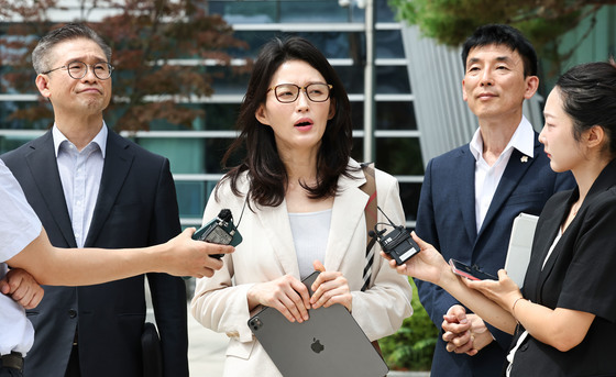 법원, 모스탄 출국정지 연장 취소 소송 각하