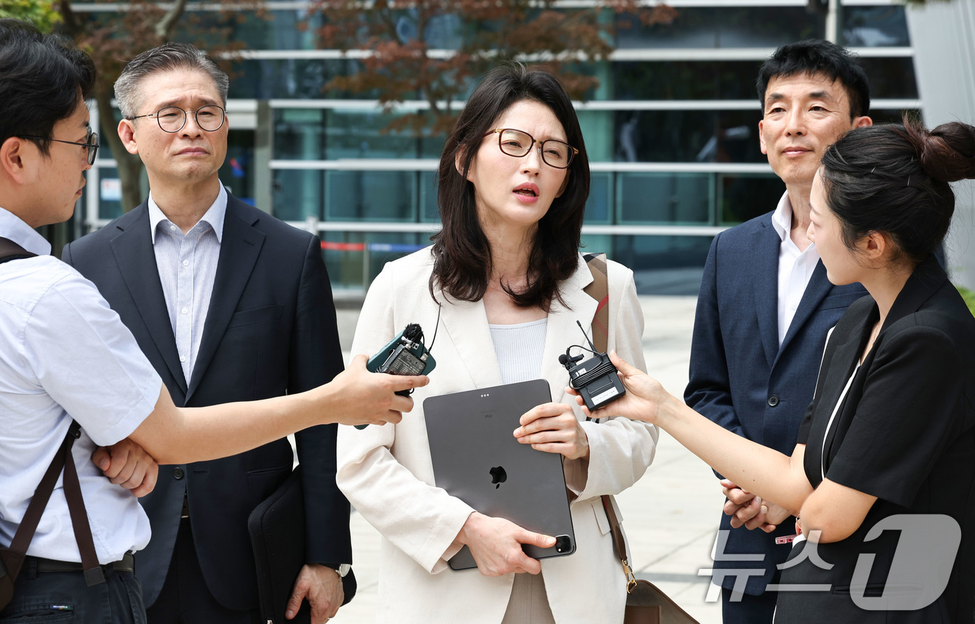 (서울=뉴스1) 이종수 기자 = 모스 탄 (한국명 단현명) 측 변호인단이 31일 서울 서초구 서울행정법원 앞에서 출국정지 처분 취소소송 및 집행정지 신청 사건 선고 결과와 관련한 …