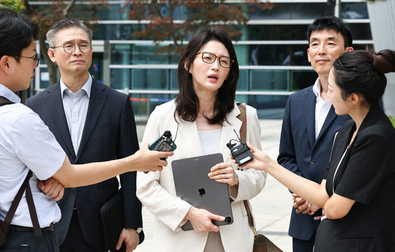 입장 표명하는 모스 탄 변호인단