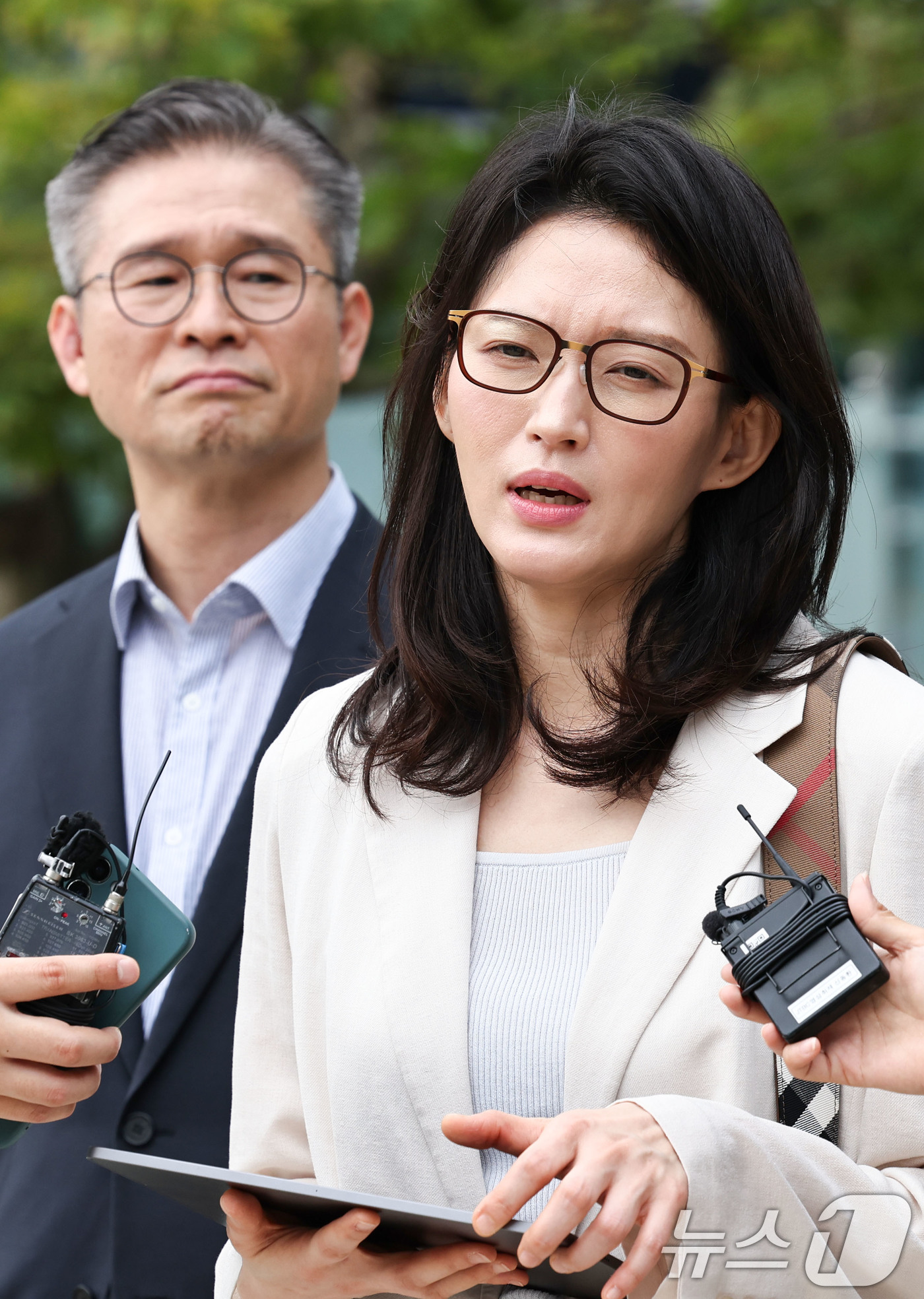 (서울=뉴스1) 이종수 기자 = 모스 탄 (한국명 단현명) 측 변호인단이 31일 서울 서초구 서울행정법원 앞에서 출국정지 처분 취소소송 및 집행정지 신청 사건 선고 결과와 관련한 …