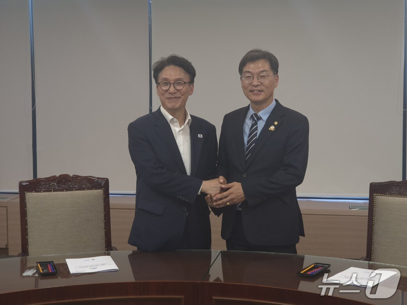 본문 이미지 - 김민석 더불어민주당 대표 후보가 31일 강원 강릉시청을 찾아 김중남 시장과 면담에 앞서 기념사진 촬영을 하고 있다.2026.7.31/뉴스1 윤왕근 기자