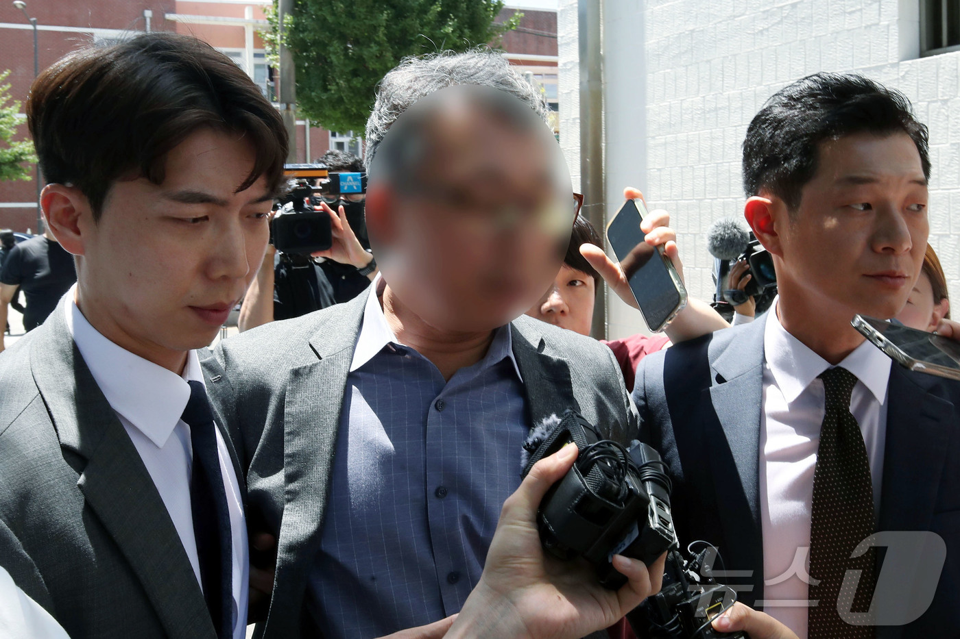 (광주=뉴스1) 조수민 기자 = 31일 오전 여고생 살해범 장윤기 사건 관련 초동 수사 축소·은폐 의혹을 받는 박 모 경정(광주 광산경찰서 전 형사과장) 변호인이 구속 전 피의자 …