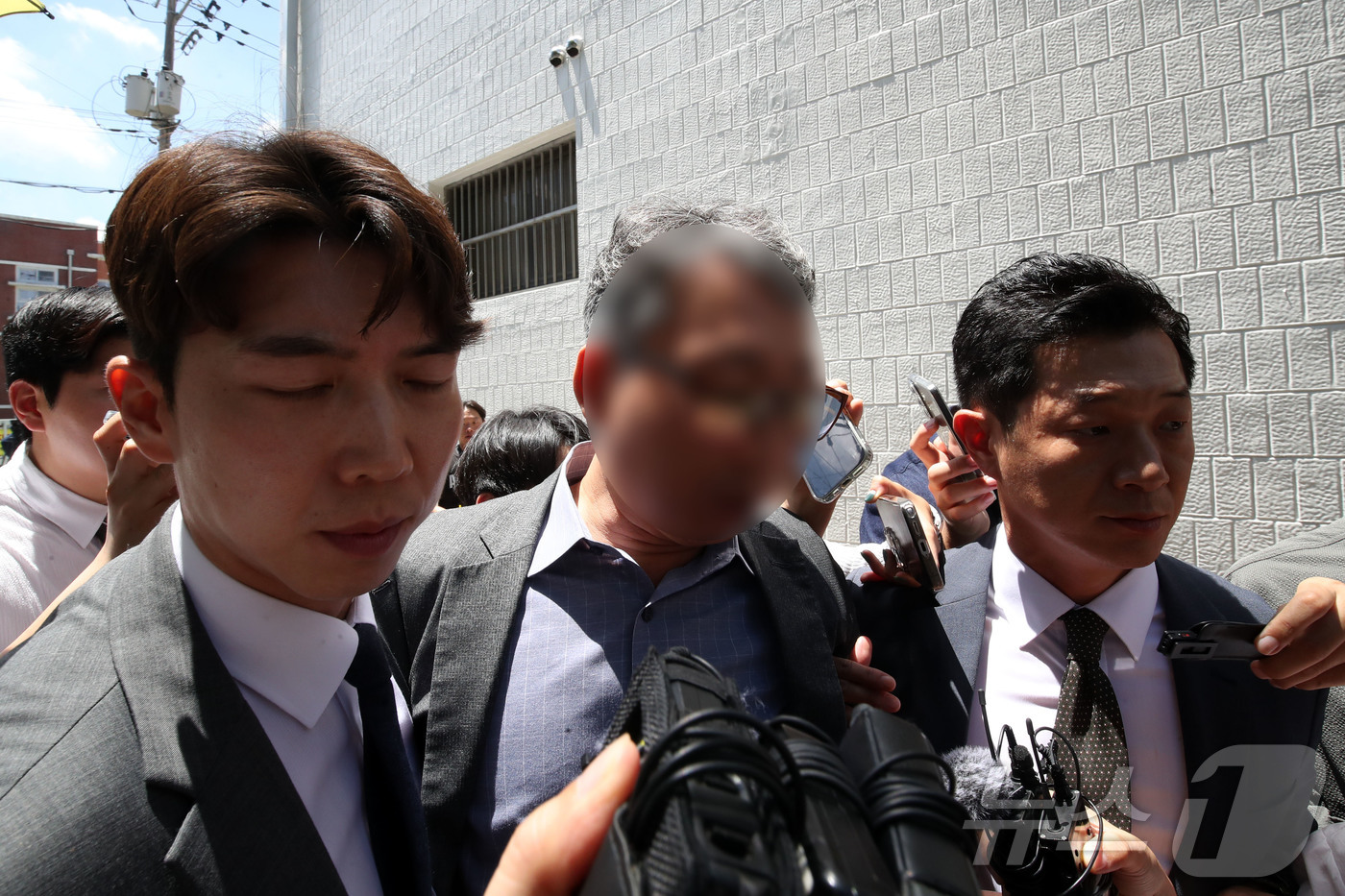 (광주=뉴스1) 조수민 기자 = 여고생 살해범 장윤기 사건 관련 초동 수사 축소·은폐 의혹을 받는 박 모 경정(광주 광산경찰서 전 형사과장)이 31일 오전 구속 전 피의자 심문(영 …