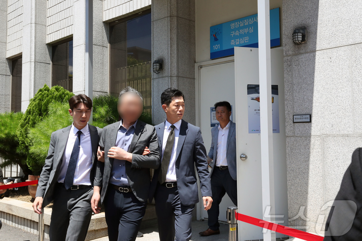 (광주=뉴스1) 조수민 기자 = 여고생 살해범 장윤기 사건 관련 초동 수사 축소·은폐 의혹을 받는 박 모 경정(광주 광산경찰서 전 형사과장)이 31일 오전 구속 전 피의자 심문(영 …