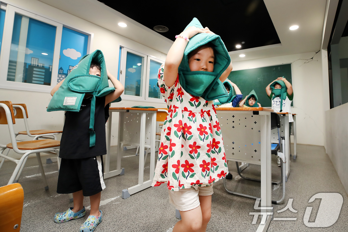(대구=뉴스1) 공정식 기자 = 31일 대구 달성군 구지면 대구교육낙동강수련원에서 열린 여름방학 가족캠프에 참가한 어린이들이 지진 체험을 하고 있다. 2026.7.31/뉴스1