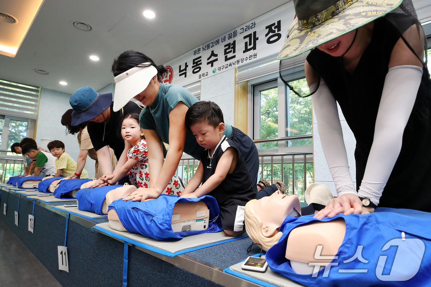 (대구=뉴스1) 공정식 기자 = 31일 대구 달성군 구지면 대구교육낙동강수련원에서 열린 여름방학 가족캠프에 참가한 가족들이 심폐소생술 실습을 하고 있다. 2026.7.31/뉴스1
