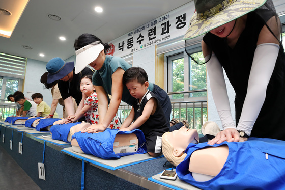 아빠 엄마와 심폐소생술 배워요