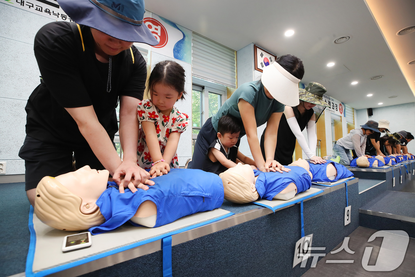 (대구=뉴스1) 공정식 기자 = 31일 대구 달성군 구지면 대구교육낙동강수련원에서 열린 여름방학 가족캠프에 참가한 가족들이 심폐소생술 실습을 하고 있다. 2026.7.31/뉴스1