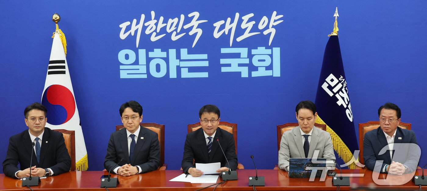 본문 이미지 - 한병도 당대표 직무대행 겸 원내대표가 31일 오후 서울 여의도 국회에서 열린 현안 관련 기자간담회에서 모두발언을 하고 있다. 2026.7.31 ⓒ 뉴스1 황기선 기자
