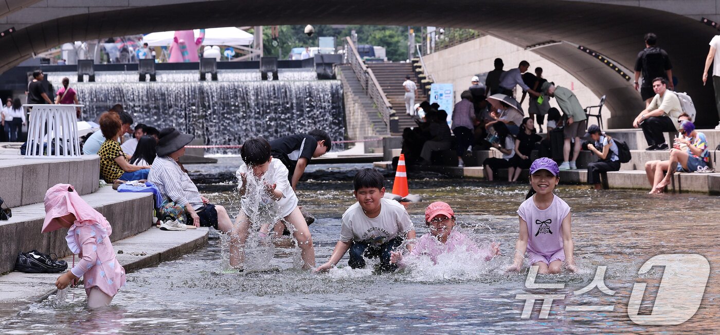 본문 이미지 - 31일 서울 청계천에서 열린 '2026 청계천 첨벙첨벙'을 찾은 어린이들이 즐거운 시간을 보내고 있다.  2026.7.31 ⓒ 뉴스1 박지혜 기자