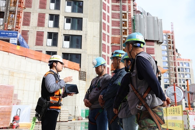 롯데, 지난해 탄소배출 목표보다 3.8% 더 줄여…ESG 경영 강화