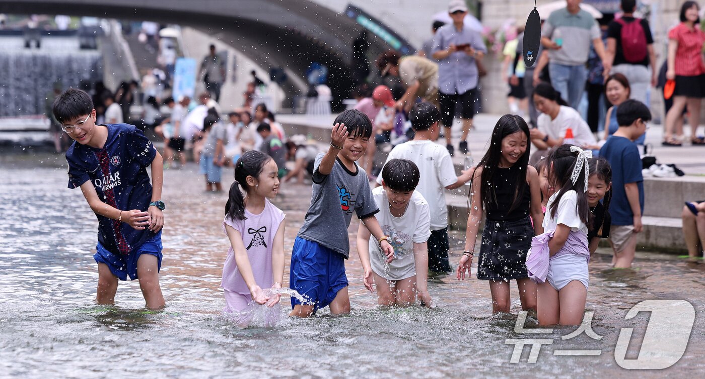 본문 이미지 - 31일 서울 청계천에서 열린 '2026 청계천 첨벙첨벙'을 찾은 어린이들이 즐거운 시간을 보내고 있다.  2026.7.31 ⓒ 뉴스1 박지혜 기자