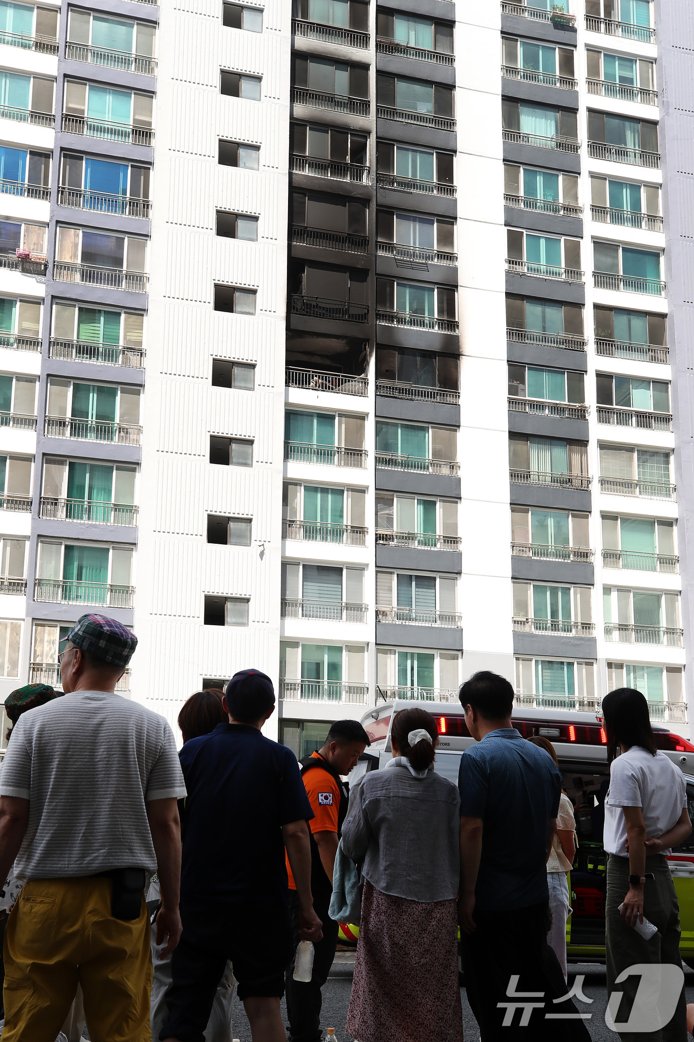 (대구=뉴스1) 공정식 기자 = 31일 오후 12시 11분쯤 대구 수성구 지산동 15층짜리 아파트 7층에서 원인을 알 수 없는 불이 났다. 대피한 주민들이 아파트 주차장에서 놀란 …