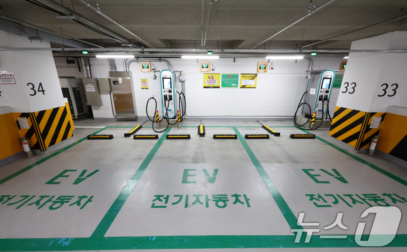 (서울=뉴스1) 최지환 기자 = 다음달 1일부터 서울시가 운영하는 전기차 공공충전기 503기의 요금 체계가 개편된다.현재 충전 속도와 관계없이 1㎾h당 324.4원을 받는 단일 요 …