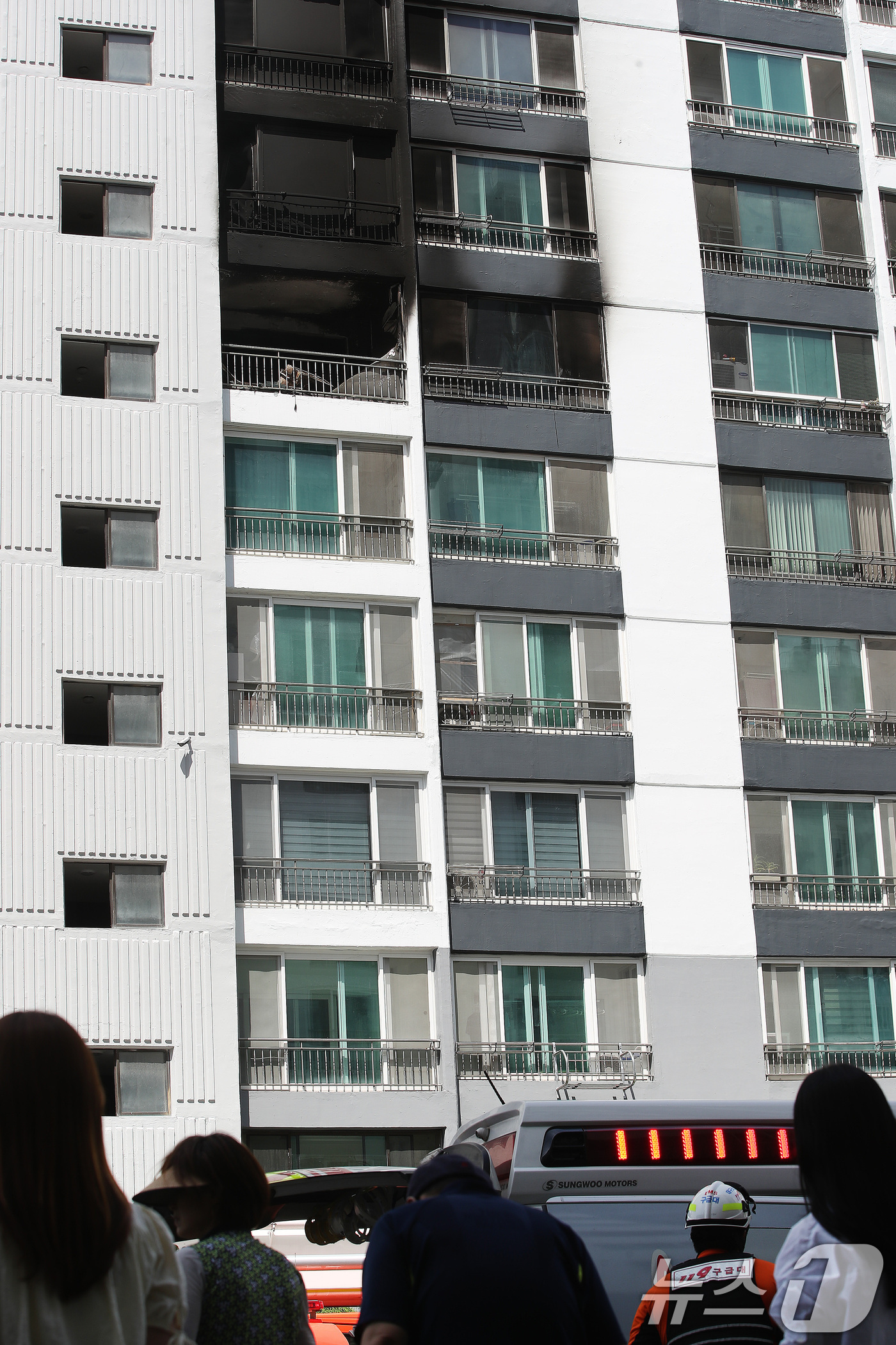 (대구=뉴스1) 공정식 기자 = 31일 오후 12시 11분쯤 대구 수성구 지산동 15층짜리 아파트 7층에서 원인을 알 수 없는 불이 났다. 대피한 주민들이 아파트 주차장에서 놀란 …