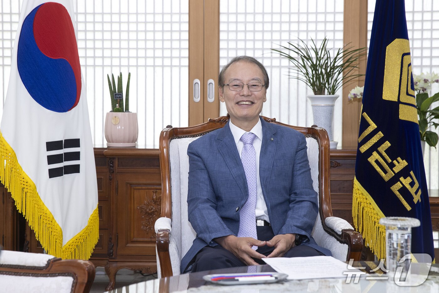 본문 이미지 - 김희곤 독립기념관장이 지난 7월 15일 충남 천안 독립기념관 관장집무실에서 '뉴스1 초대석' 인터뷰에서 답변하는 모습. 2026.7.15./ⓒ 뉴스1(독립기념관 제공)