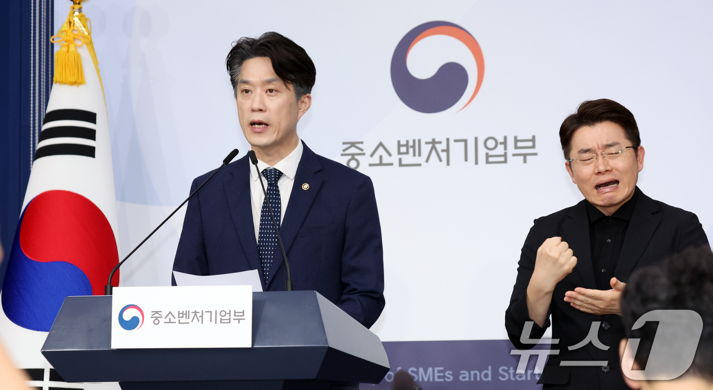 (서울=뉴스1) 김명섭 기자 = 노용석 중소벤처기업부 장관 직무대행 1차관이 31일 서울 종로구 정부서울청사 별관에서 모두의 창업 프로젝트 관련 브리핑을 하고 있다.  2026.7 …
