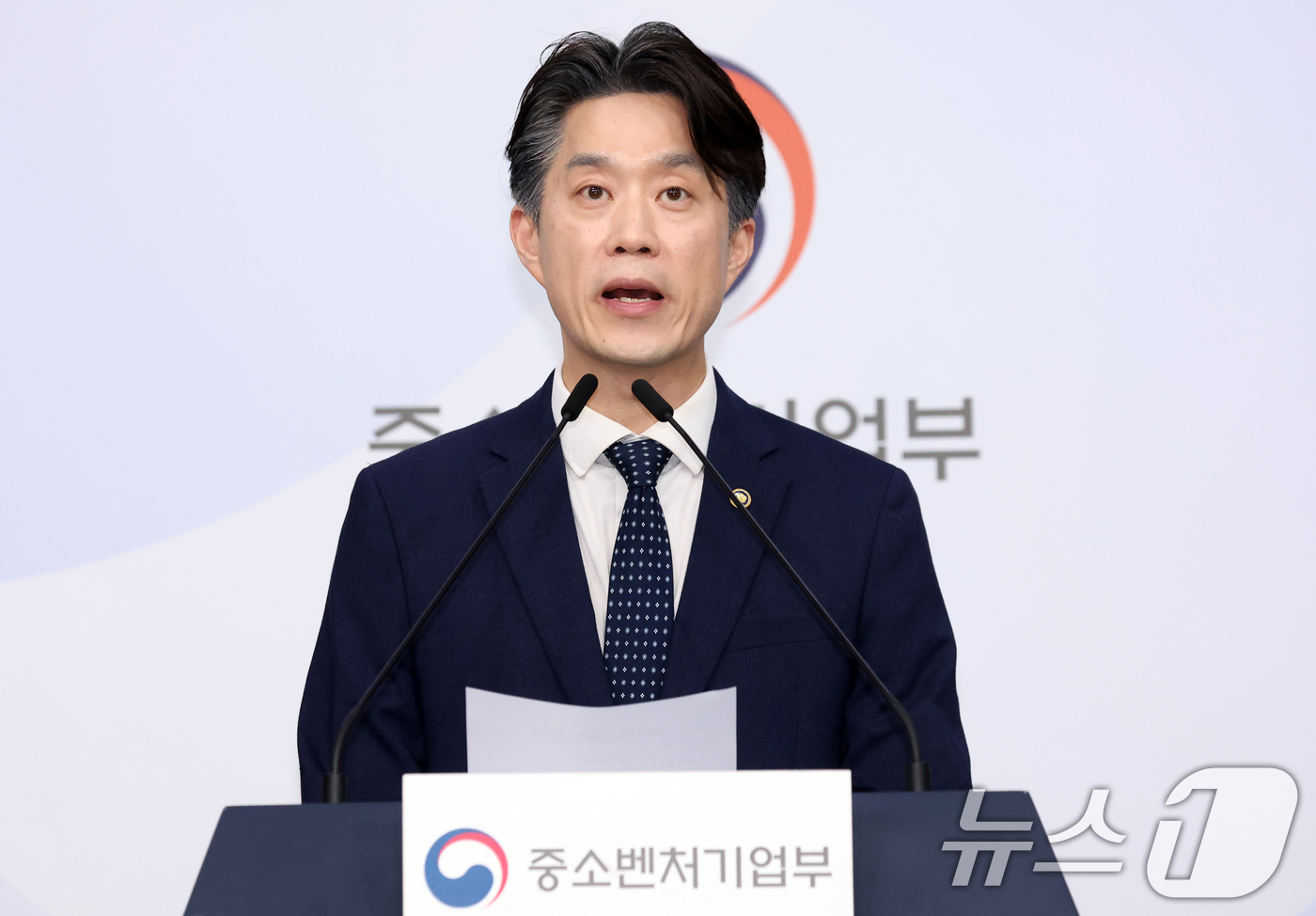 (서울=뉴스1) 김명섭 기자 = 노용석 중소벤처기업부 장관 직무대행 1차관이 31일 서울 종로구 정부서울청사 별관에서 모두의 창업 프로젝트 관련 브리핑을 하고 있다.  2026.7 …