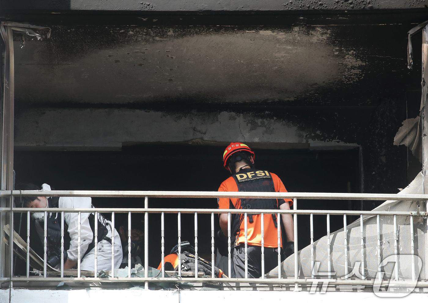 (대구=뉴스1) 공정식 기자 = 31일 오후 12시 11분쯤 대구 수성구 지산동 15층짜리 아파트 7층에서 원인을 알 수 없는 불이 났다. 불이 완전히 꺼진 뒤 경찰과 소방 당국이 …