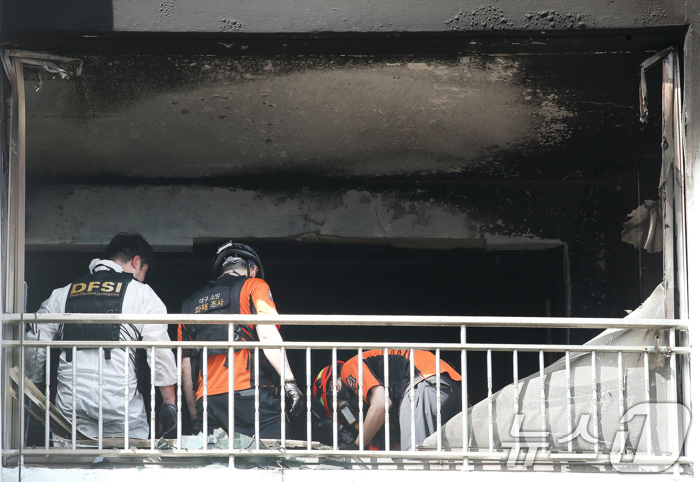 (대구=뉴스1) 공정식 기자 = 31일 오후 12시 11분쯤 대구 수성구 지산동 15층짜리 아파트 7층에서 원인을 알 수 없는 불이 났다. 불이 완전히 꺼진 뒤 경찰과 소방 당국이 …