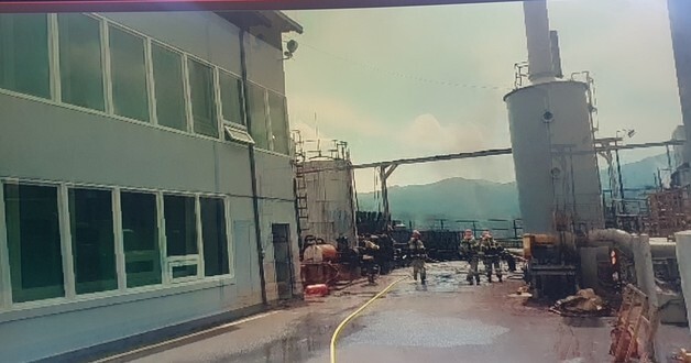 영천 공장 옥외 기름탱크 폭발 화재 46분만에 초진…부상 3명(종합)