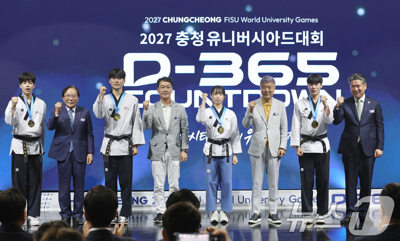 본문 이미지 - 31일 오후 대전 유성구 대전드림아레나에서 열린 2027 충청 유니버시아드대회 D-365 카운트다운 기념행사에서 이승찬 대전시체육회장, 김영범 충남도체육회장, 오영철 세종시체육회장, 윤현우 충북도체육회장이 선수에게 메달을 전달한 뒤 포즈를 취하고 있다. 2026.7.31 ⓒ 뉴스1 김기태 기자