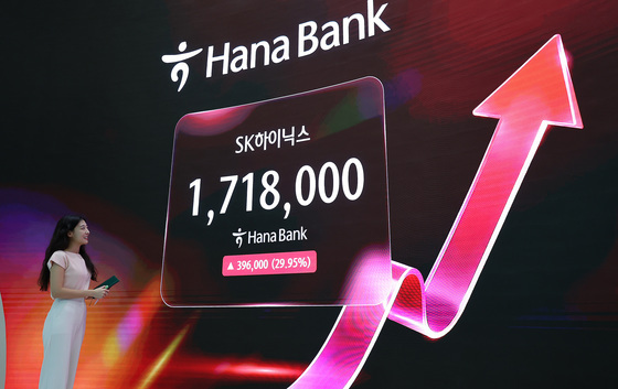 SK하이닉스 '역사적 상한가'…증권가 눈높이 400만원 대[종목현미경]