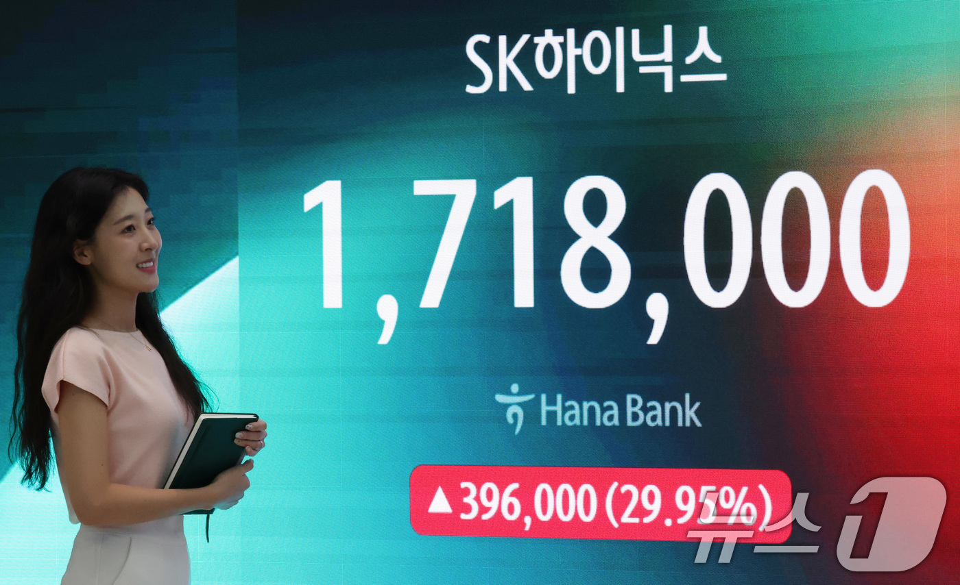 (서울=뉴스1) 박지혜 기자 = 31일 오후 서울 중구 하나은행 딜링룸 전광판에 SK하이닉스 주가가 나타나고 있다.이날 SK하이닉스는 반도체주 낙폭 과대 인식에 사상 첫 상한가로 …