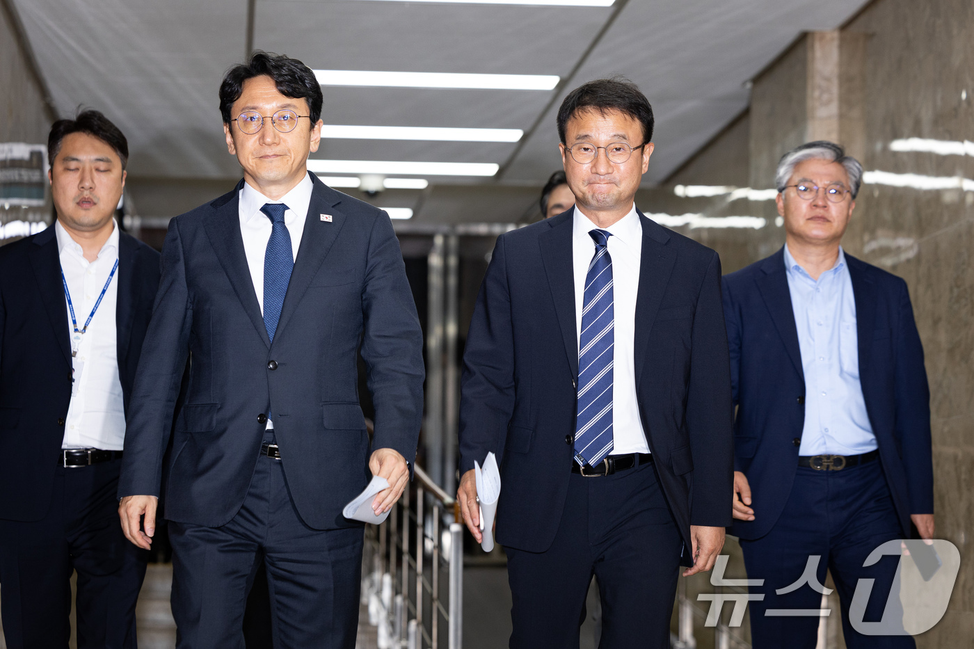 (서울=뉴스1) 유승관 기자 = 한병도 더불어민주당 당대표 직무대행 겸 원내대표와 천준호 원내운영수석부대표가 31일 서울 여의도 국회에서 열린 비공개 의원총회에 참석하고 있다. 2 …