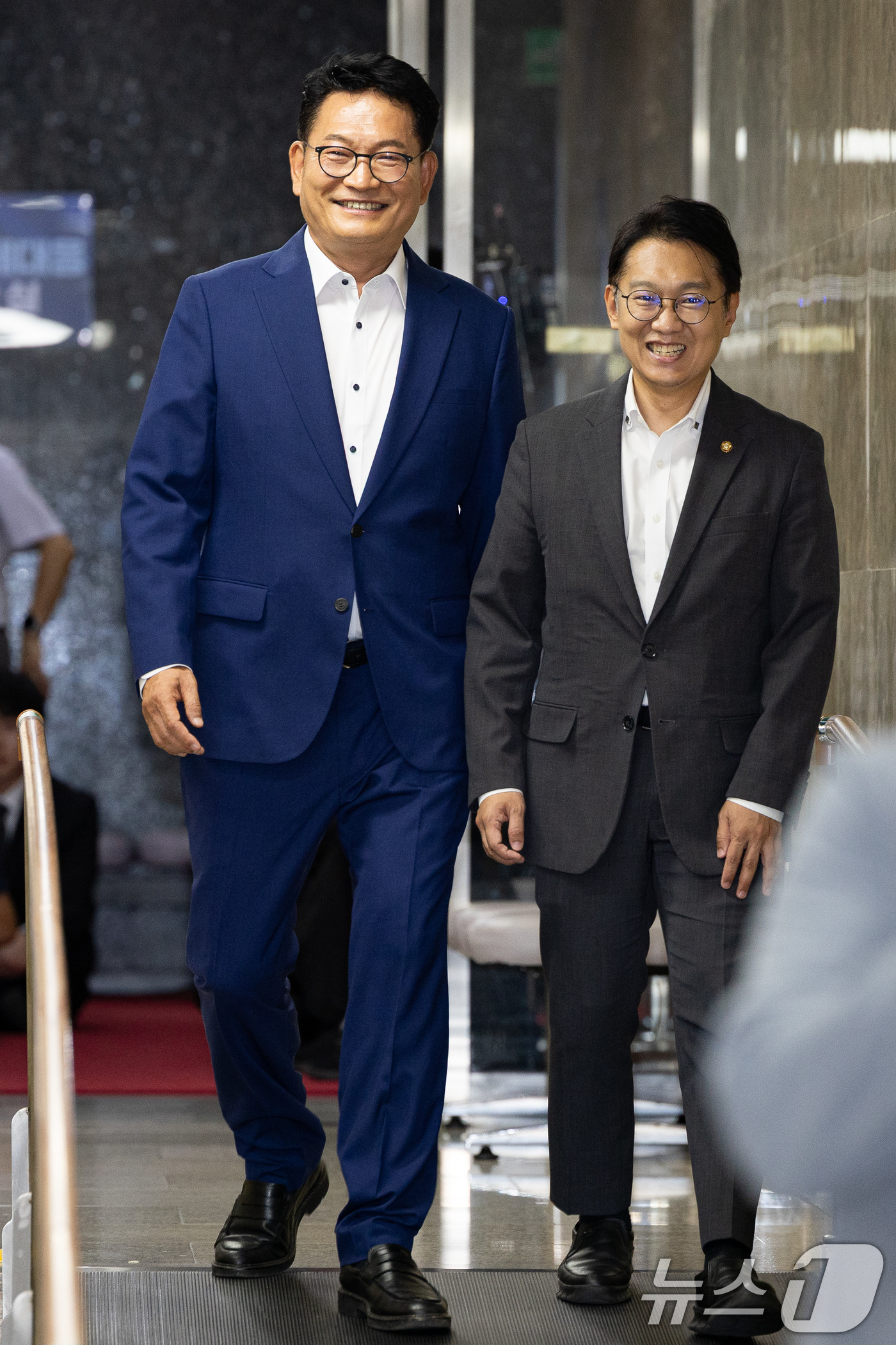 (서울=뉴스1) 유승관 기자 = 송영길 더불어민주당 당대표 후보와 김남준 의원이 31일 서울 여의도 국회에서 열린 비공개 의원총회에 참석하고 있다. 2026.7.31/뉴스1